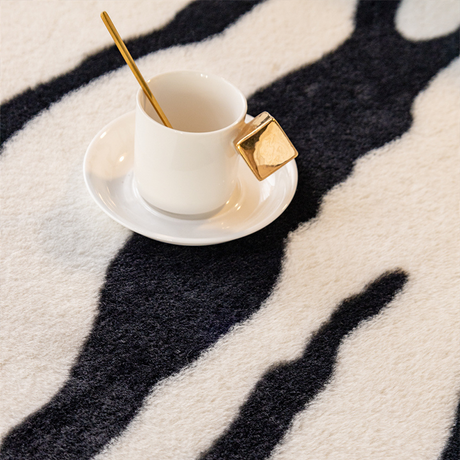 Tissu léopard blanc avec une tasse de café